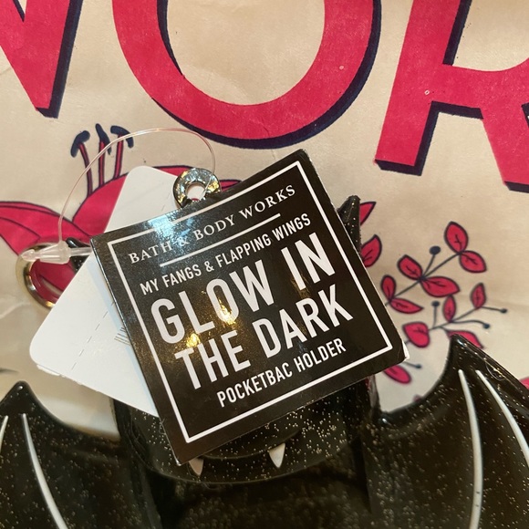 SOLD!! 🎉🦇 VERY RARE!!! Glow In The Dark Halloween Bat 🦇 Pocketb… - Picture 3 of 8